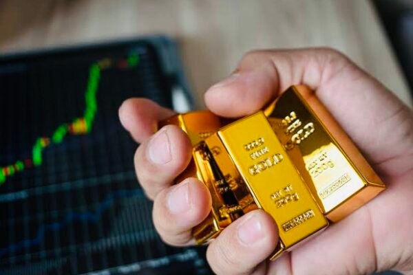 Gold prices drop: Futures trade and global cues