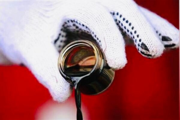 Crude oil futures drop due to weak spot demand
